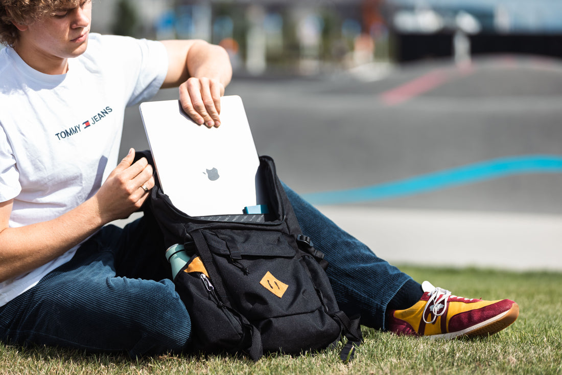 backpacking laptop or tablet Pro Backpack 34L Made from 100% recycled plastic bottles (Approx How to Pack Laptops, Tablets,